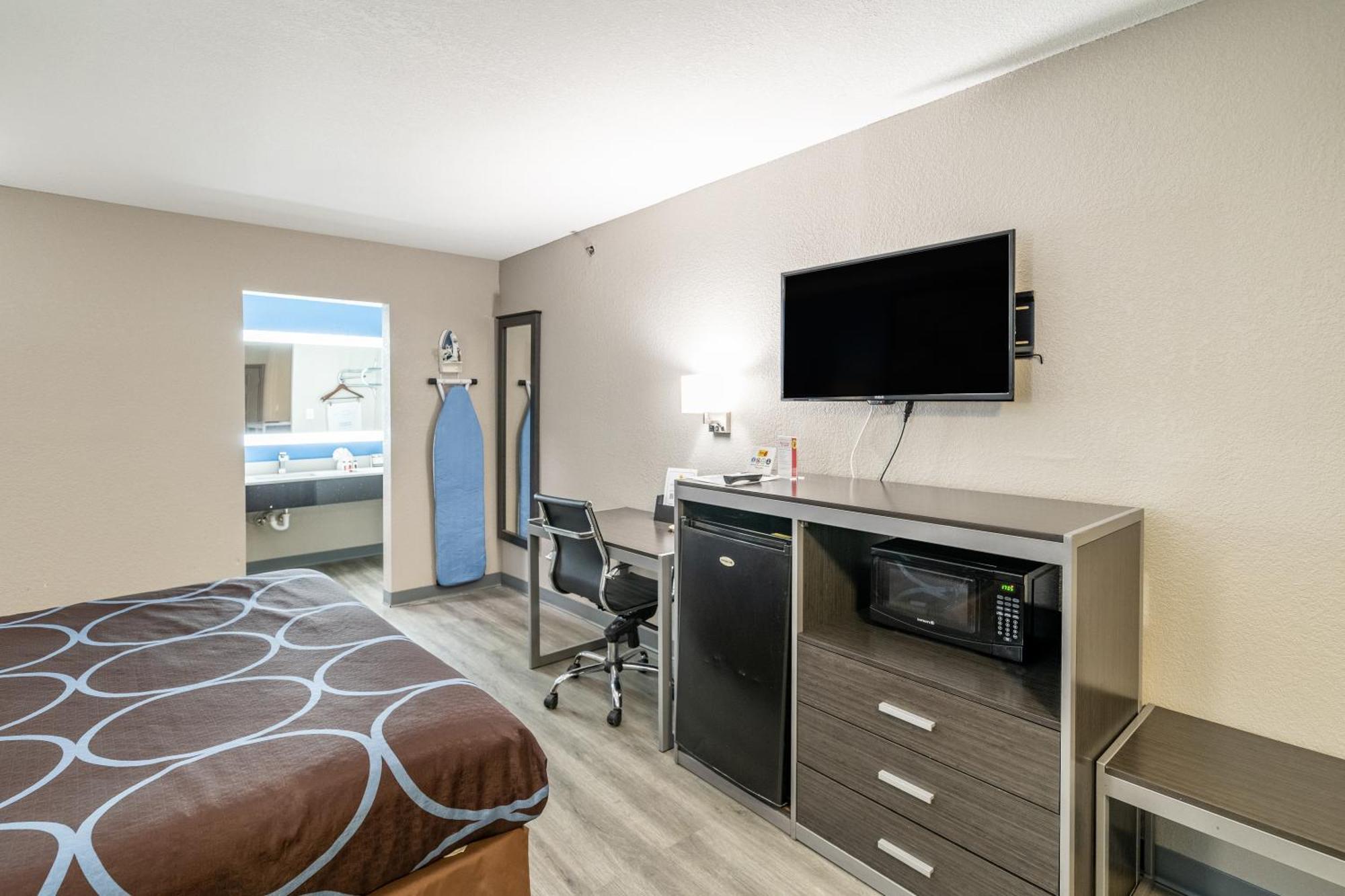 Super 8 By Wyndham San Antonio/Riverwalk Area Exterior foto