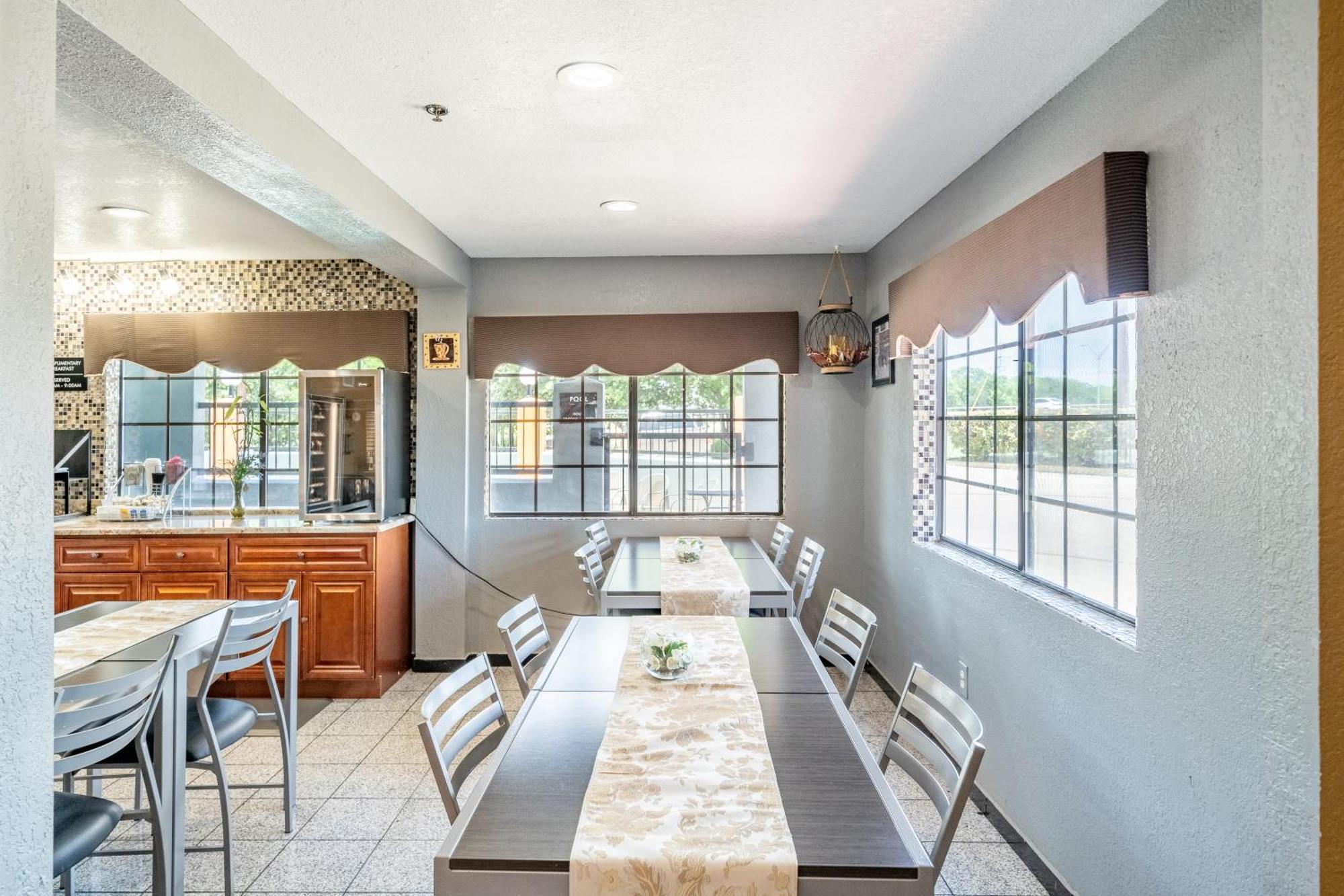 Super 8 By Wyndham San Antonio/Riverwalk Area Exterior foto