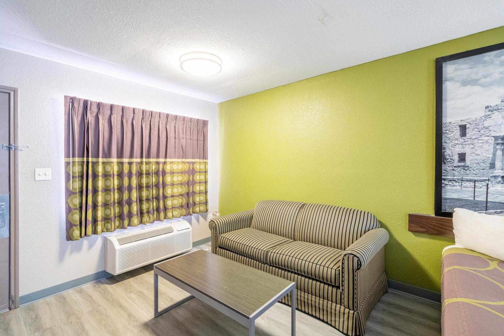 Super 8 By Wyndham San Antonio/Riverwalk Area Exterior foto