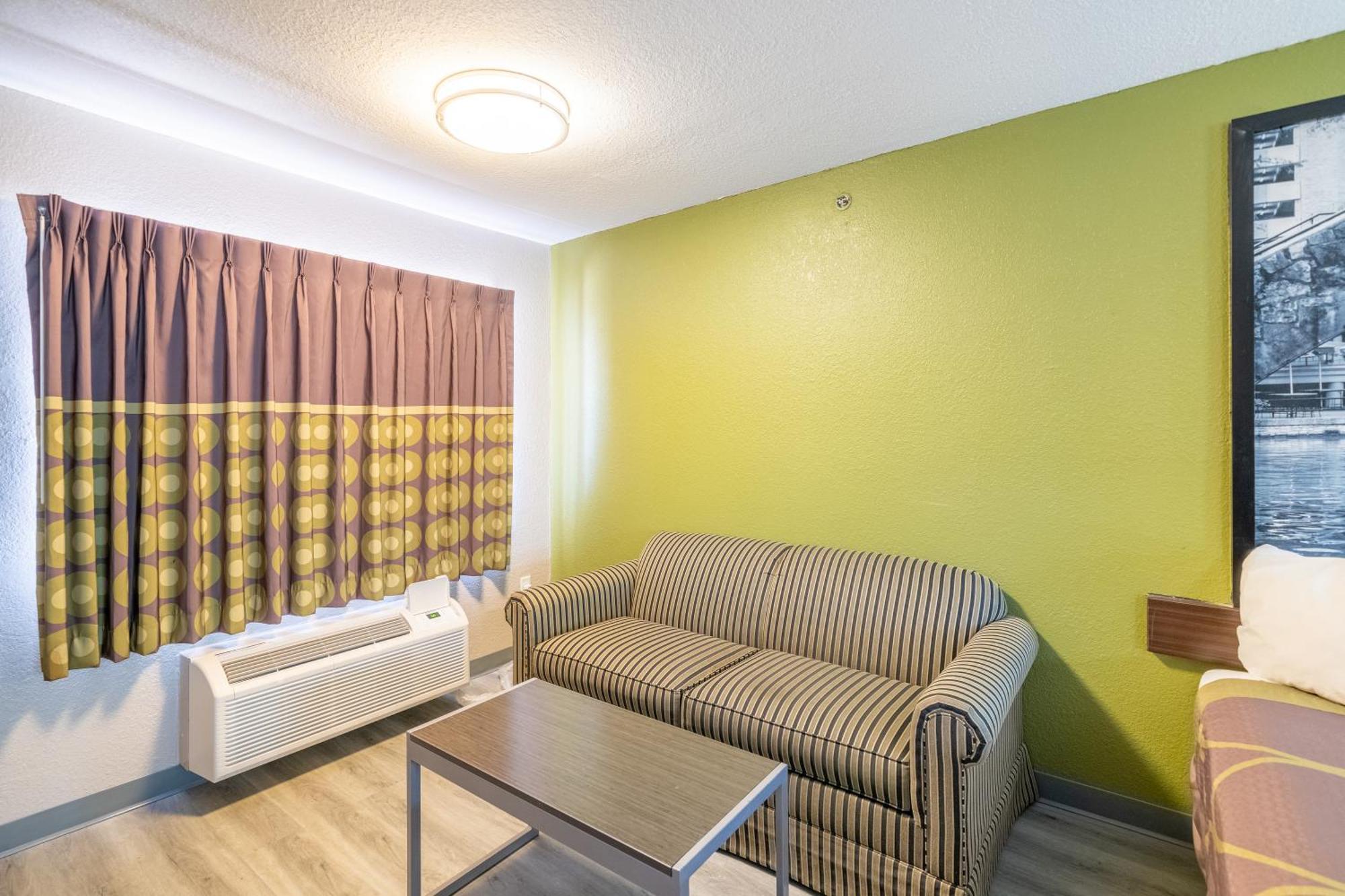 Super 8 By Wyndham San Antonio/Riverwalk Area Exterior foto